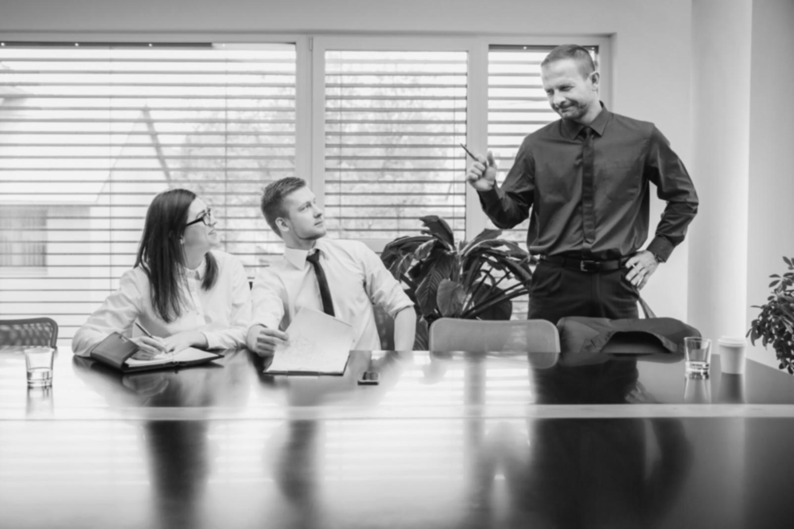 Équipe de professionnels en réunion stratégique